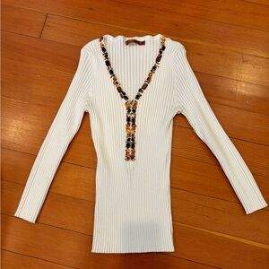 NWOT beautiful ribbed white v neck w/ zip stone and bead 3/4 sleeve stretchy L